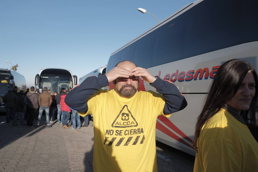 Siete autobuses completamente llenos partieron esta mañana desde Parque Astur hacia la capital para participar en una movilización ante el Ministerio de Industria bajo el lema: «¡Alcoa no se cierra!»