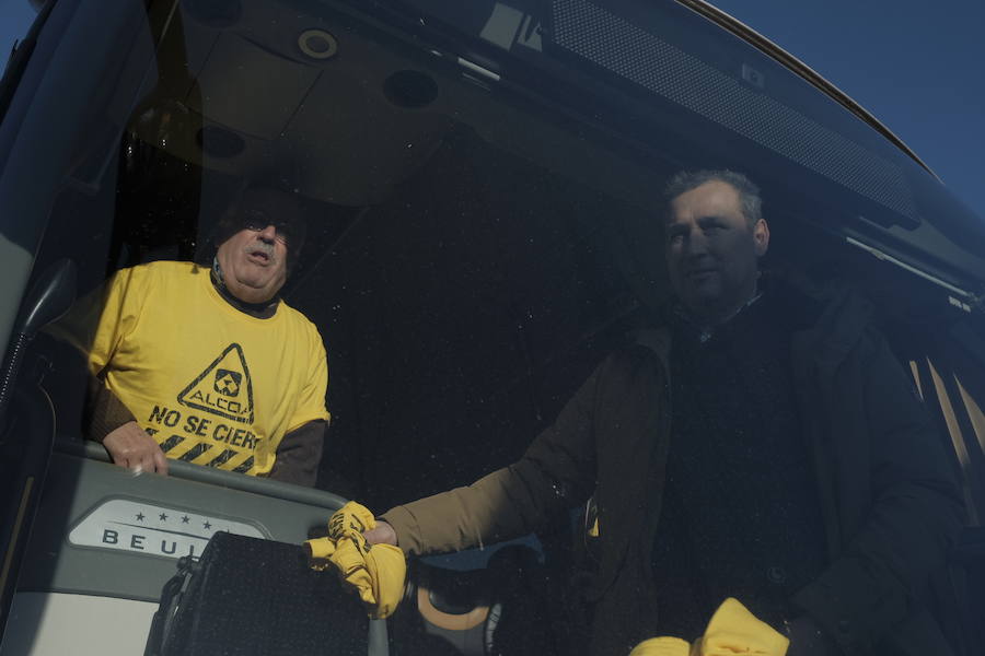 Siete autobuses completamente llenos partieron esta mañana desde Parque Astur hacia la capital para participar en una movilización ante el Ministerio de Industria bajo el lema: «¡Alcoa no se cierra!»
