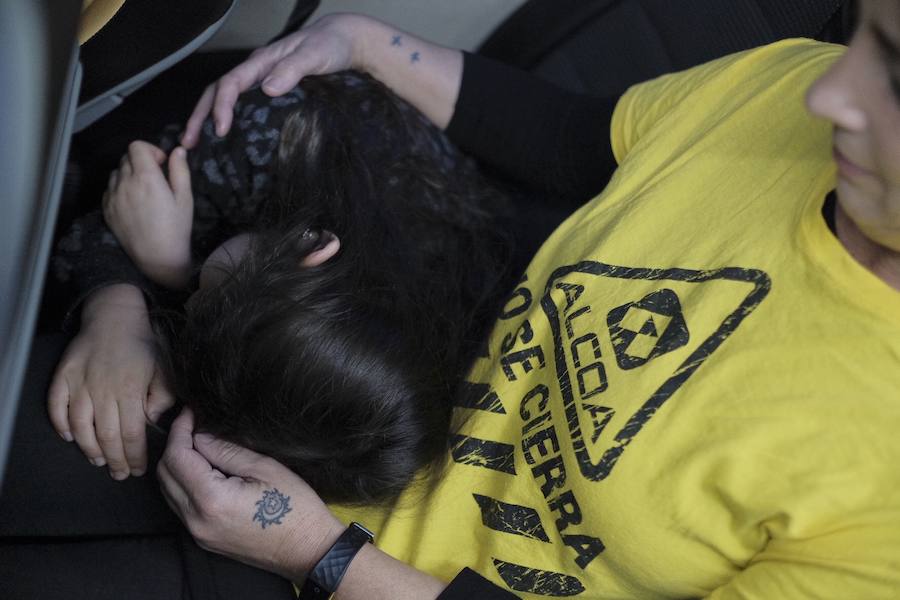 Siete autobuses completamente llenos partieron esta mañana desde Parque Astur hacia la capital para participar en una movilización ante el Ministerio de Industria bajo el lema: «¡Alcoa no se cierra!»