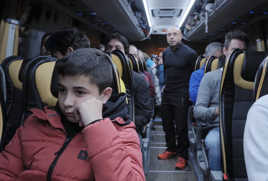 Siete autobuses completamente llenos partieron esta mañana desde Parque Astur hacia la capital para participar en una movilización ante el Ministerio de Industria bajo el lema: «¡Alcoa no se cierra!»