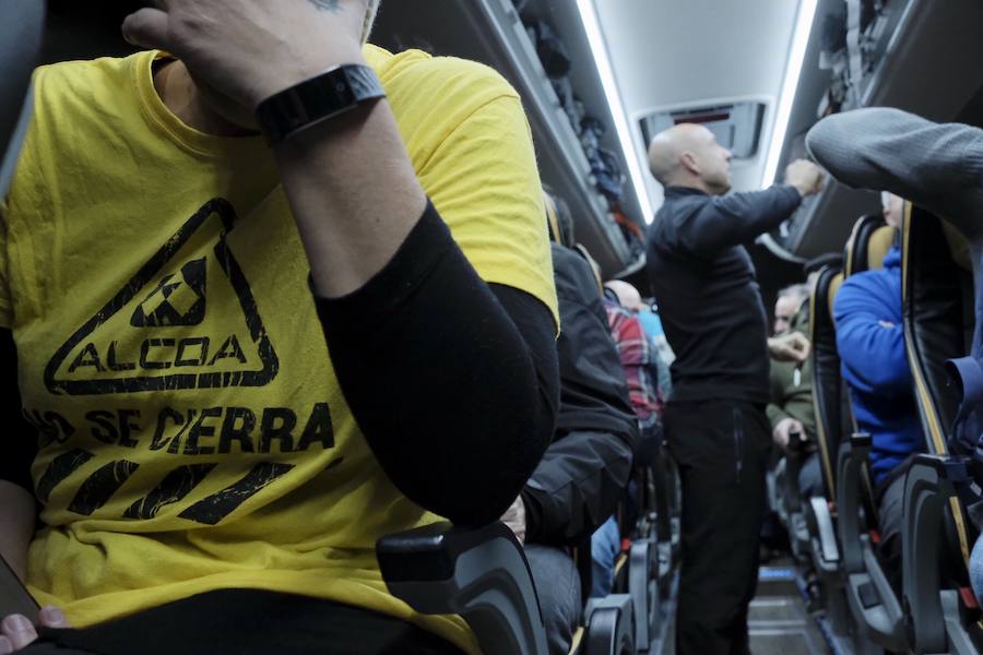 Siete autobuses completamente llenos partieron esta mañana desde Parque Astur hacia la capital para participar en una movilización ante el Ministerio de Industria bajo el lema: «¡Alcoa no se cierra!»