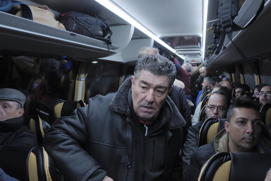 Siete autobuses completamente llenos partieron esta mañana desde Parque Astur hacia la capital para participar en una movilización ante el Ministerio de Industria bajo el lema: «¡Alcoa no se cierra!»