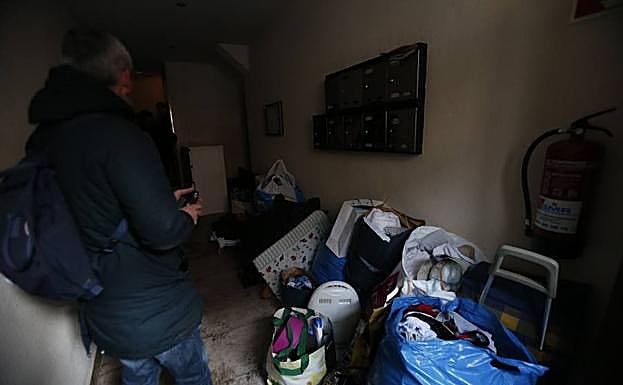 Imagen. Desahucian a una pareja y su hijo de 11 meses por impago en Oviedo.