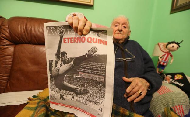 Ubaldo Puche, con una portada en la que se conmemora a Quini ilustrada con su foto.