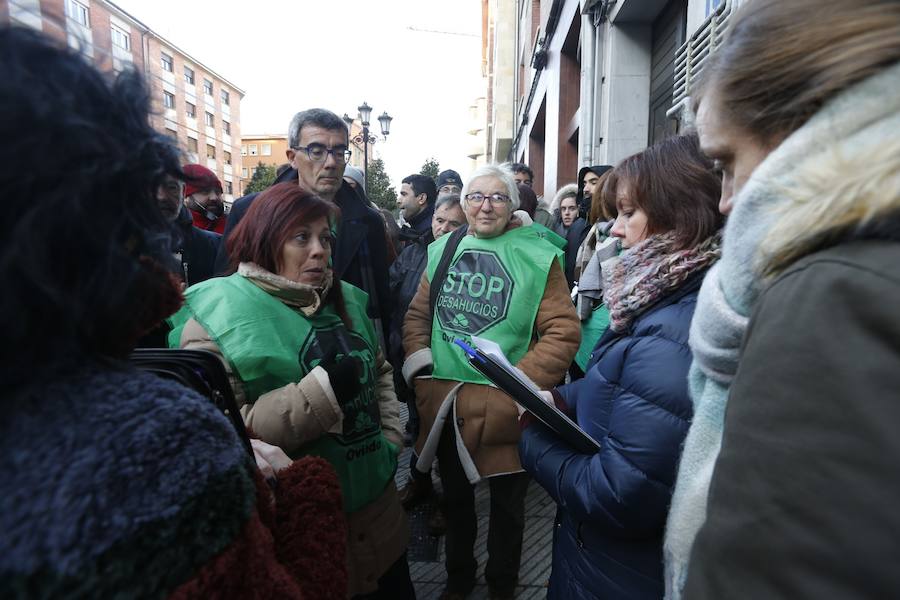 Una pareja y su hijo de 11 meses han sido desahuciados hoy del piso donde residían, en el barrio de La Tenderina, en Oviedo, al no poder afrontar la deuda acumulada de 1.440 euros que habían contraído con el propietario.