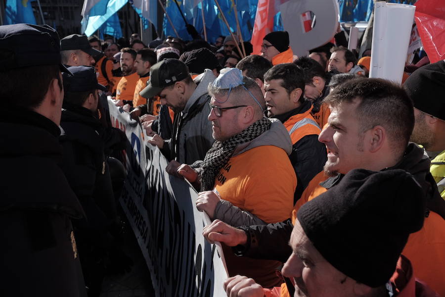 Mil personas respaldan en Madrid la concentración ante el Ministerio de Industria