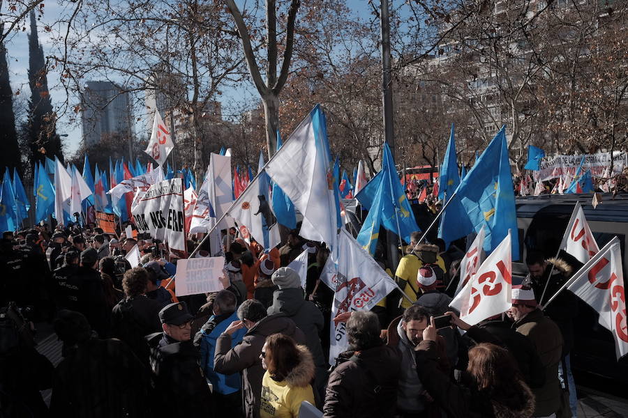 Mil personas respaldan en Madrid la concentración ante el Ministerio de Industria