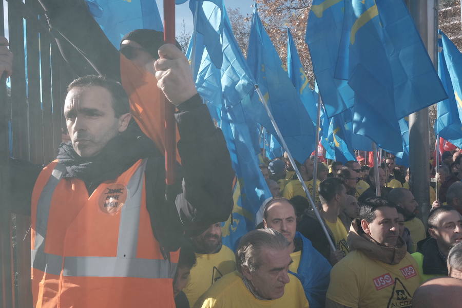 Mil personas respaldan en Madrid la concentración ante el Ministerio de Industria