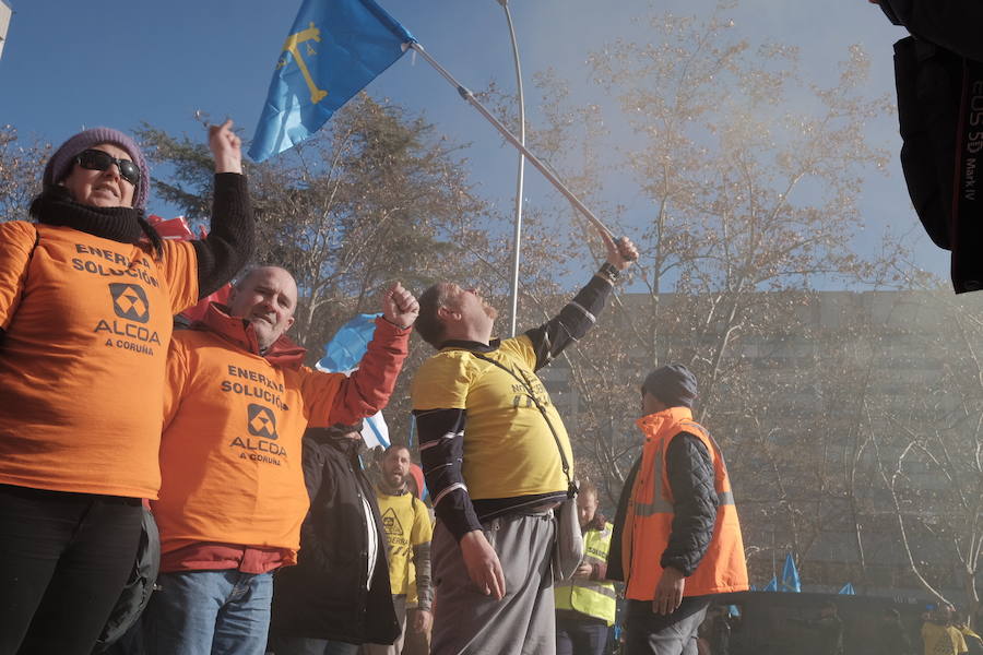 Mil personas respaldan en Madrid la concentración ante el Ministerio de Industria