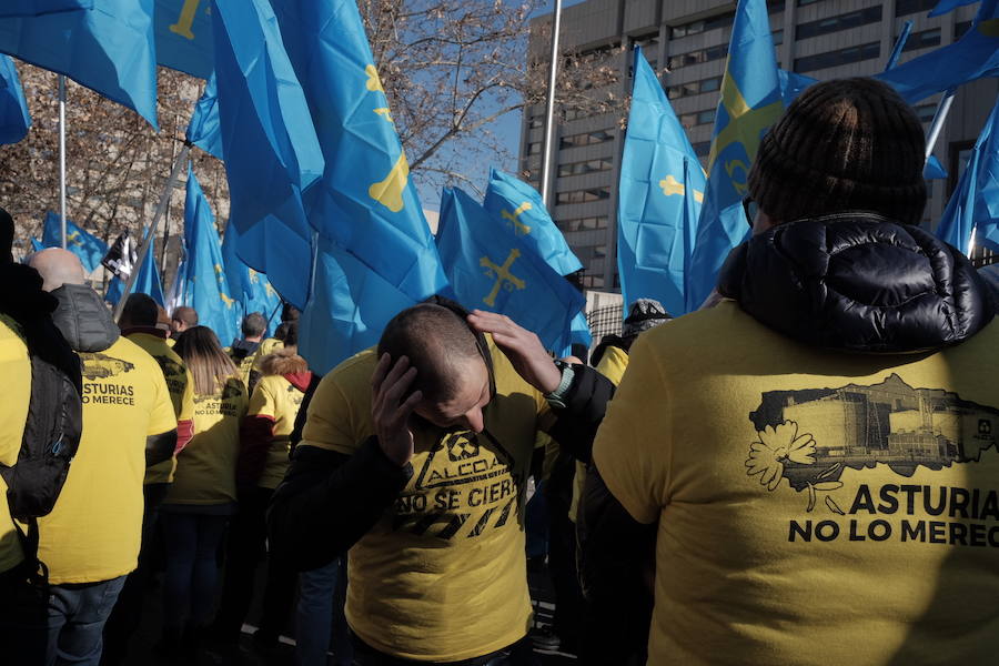 Mil personas respaldan en Madrid la concentración ante el Ministerio de Industria