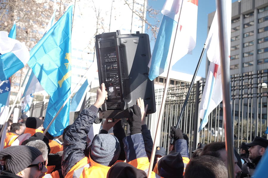 Mil personas respaldan en Madrid la concentración ante el Ministerio de Industria