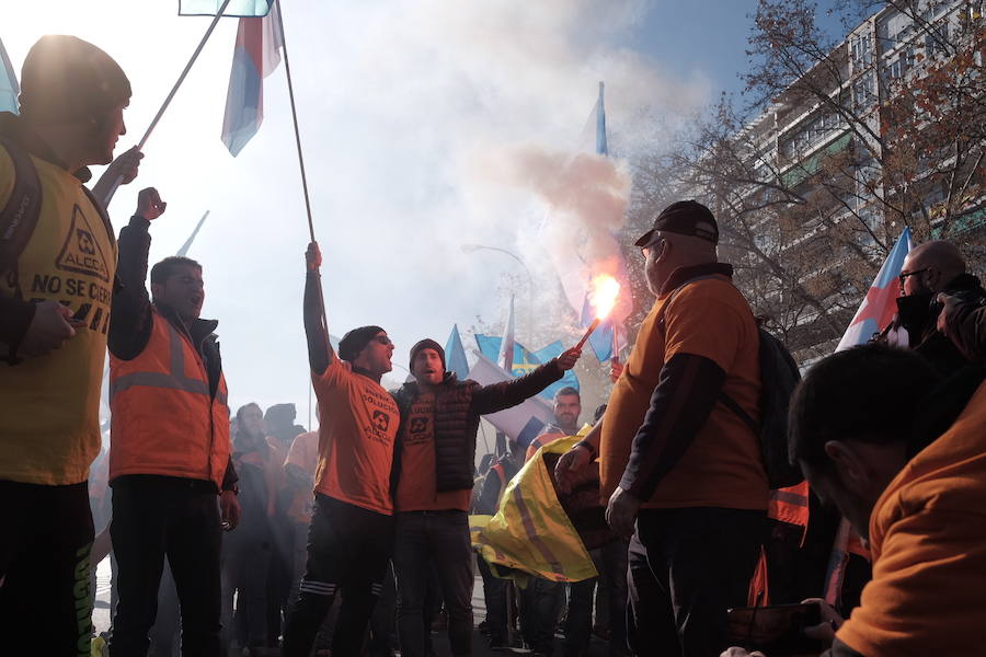 Mil personas respaldan en Madrid la concentración ante el Ministerio de Industria