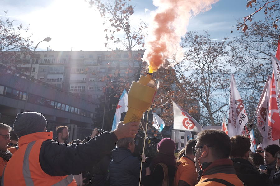 Mil personas respaldan en Madrid la concentración ante el Ministerio de Industria