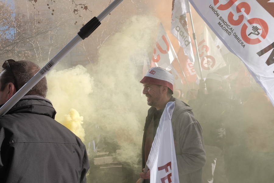 Mil personas respaldan en Madrid la concentración ante el Ministerio de Industria