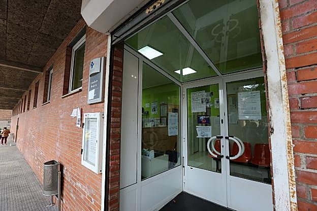 Entrada al consultorio periférico de Cancienes. 