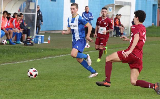 Marcos, jugador del Real Avilés y Miguel, jugador del Gijón Industrial, durante el partido de esta mañana. 