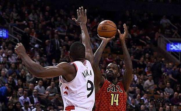 Serge Ibaka defiende a Dewanye Dedmon. 