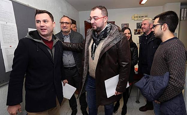 El secretario general de la FSA-PSOE, Adrián Barbón, mantuvo una jornada de trabajo con su homólogo de León, Javier Cendón, a la izquierda, esta mañana en Ponferrada.