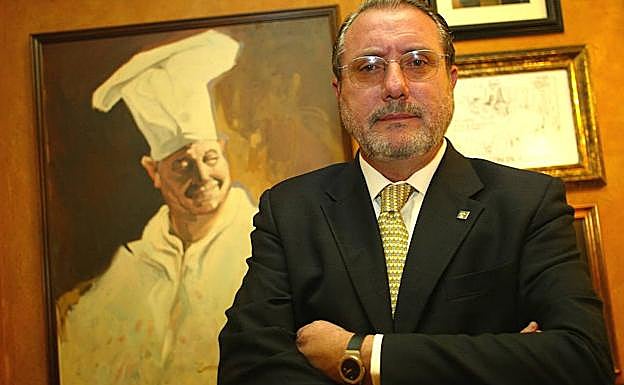 Marcelo Conrado, cuyo verdadero nombre era Antón Conrado, posa en el interior del restaurante Casa Conrado. 