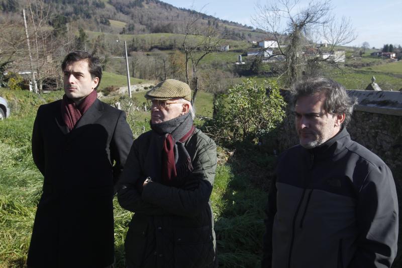 Decenas de personas han despedido en el pueblo tinetense de Santullano al hostelero Marcelo Conrado, que falleció el martes a los 73 años a causa de un cáncer. Con su fallecimiento, el fundador de los prestigiosos restaurantes ovetenses Casa Conrado y La Goleta deja un vacío en la hostelería de Asturias y España. El funeral tendrá lugar este viernes, 11 de enero, a las 17 horas, en la basílica de San Juan de Oviedo.