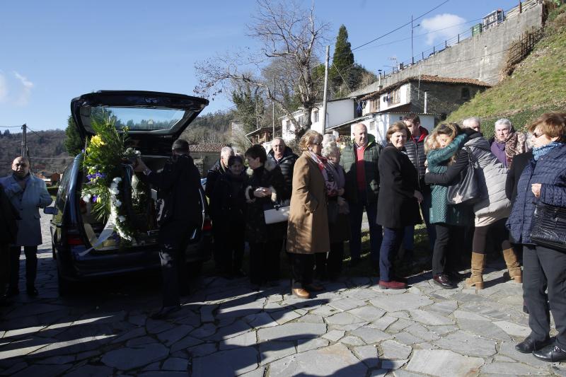 Decenas de personas han despedido en el pueblo tinetense de Santullano al hostelero Marcelo Conrado, que falleció el martes a los 73 años a causa de un cáncer. Con su fallecimiento, el fundador de los prestigiosos restaurantes ovetenses Casa Conrado y La Goleta deja un vacío en la hostelería de Asturias y España. El funeral tendrá lugar este viernes, 11 de enero, a las 17 horas, en la basílica de San Juan de Oviedo.