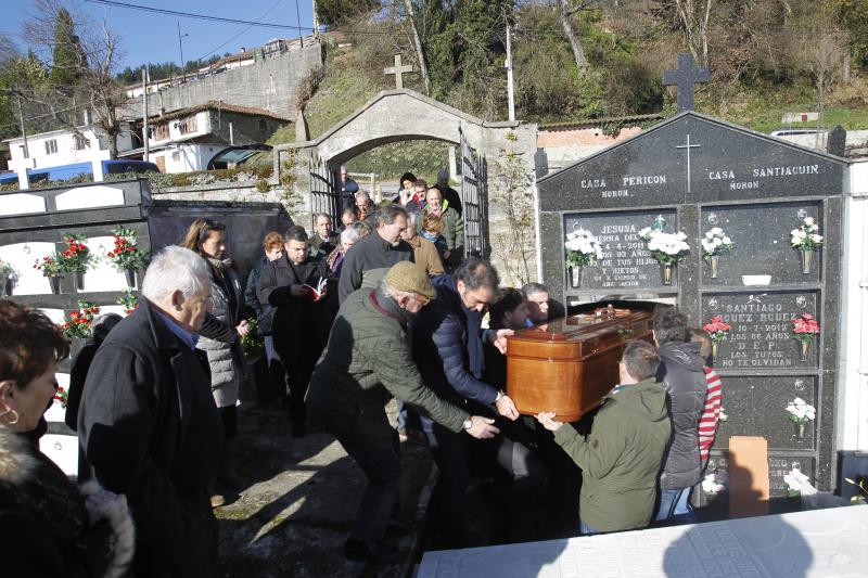 Decenas de personas han despedido en el pueblo tinetense de Santullano al hostelero Marcelo Conrado, que falleció el martes a los 73 años a causa de un cáncer. Con su fallecimiento, el fundador de los prestigiosos restaurantes ovetenses Casa Conrado y La Goleta deja un vacío en la hostelería de Asturias y España. El funeral tendrá lugar este viernes, 11 de enero, a las 17 horas, en la basílica de San Juan de Oviedo.