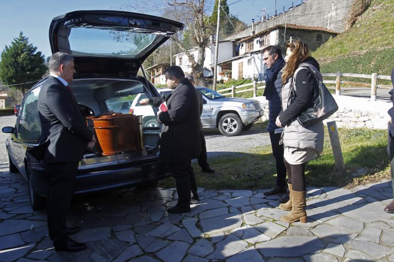 Decenas de personas han despedido en el pueblo tinetense de Santullano al hostelero Marcelo Conrado, que falleció el martes a los 73 años a causa de un cáncer. Con su fallecimiento, el fundador de los prestigiosos restaurantes ovetenses Casa Conrado y La Goleta deja un vacío en la hostelería de Asturias y España. El funeral tendrá lugar este viernes, 11 de enero, a las 17 horas, en la basílica de San Juan de Oviedo.