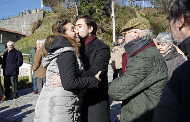 Decenas de personas han despedido en el pueblo tinetense de Santullano al hostelero Marcelo Conrado, que falleció el martes a los 73 años a causa de un cáncer. Con su fallecimiento, el fundador de los prestigiosos restaurantes ovetenses Casa Conrado y La Goleta deja un vacío en la hostelería de Asturias y España. El funeral tendrá lugar este viernes, 11 de enero, a las 17 horas, en la basílica de San Juan de Oviedo.