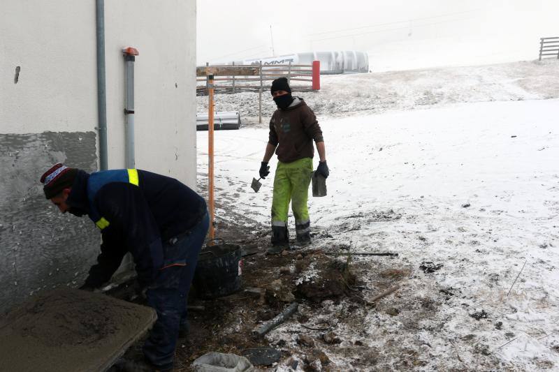 Valgrande-Pajares, Fuentes de Invierno y San Isidro han amanecido este jueves cubiertos de un manto blanco