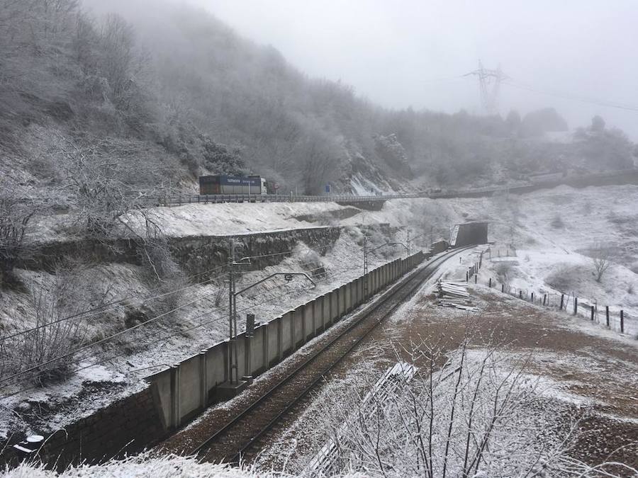 Valgrande-Pajares, Fuentes de Invierno y San Isidro han amanecido este jueves cubiertos de un manto blanco