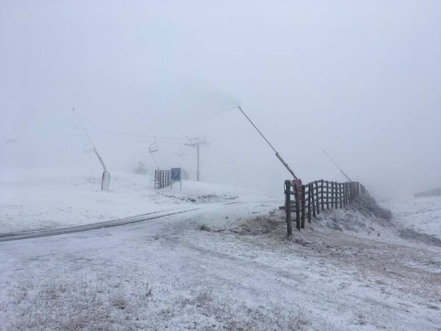 Valgrande-Pajares, Fuentes de Invierno y San Isidro han amanecido este jueves cubiertos de un manto blanco