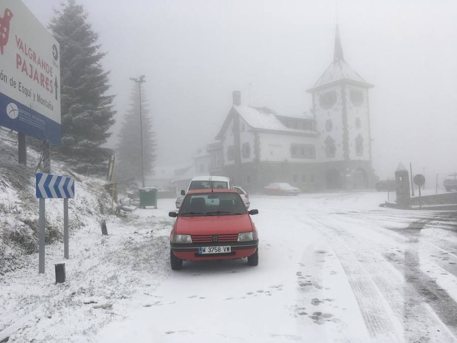 Valgrande-Pajares, Fuentes de Invierno y San Isidro han amanecido este jueves cubiertos de un manto blanco