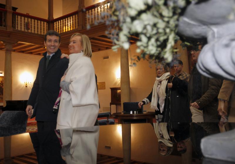 La presidenta del PP en Asturias, Mercedes Fernández, y la que será cabeza de lista de la formación a la Presidencia del Principado, Teresa Mallada, centraron todas las miradas en el acto de presentación de su candidatura en Oviedo. Se sentaron juntas, pero apenas cruzaron palabra. 