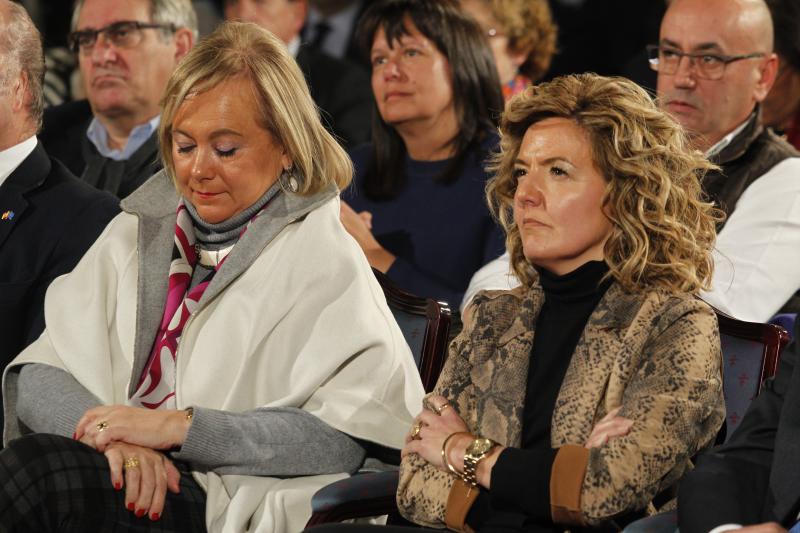 La presidenta del PP en Asturias, Mercedes Fernández, y la que será cabeza de lista de la formación a la Presidencia del Principado, Teresa Mallada, centraron todas las miradas en el acto de presentación de su candidatura en Oviedo. Se sentaron juntas, pero apenas cruzaron palabra. 