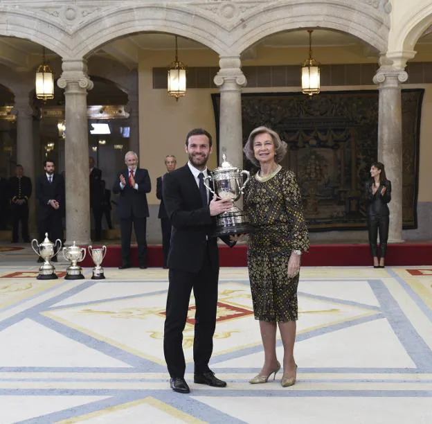 Juan Mata, con la reina Sofía. 