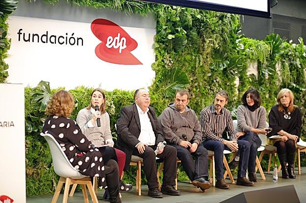 Representantes de algunos de los 23 proyectos seleccionados intervienen en la presentación. 