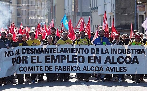 El Gobierno insta a Alcoa y sindicatos a garantizar el empleo en Avilés y A Coruña