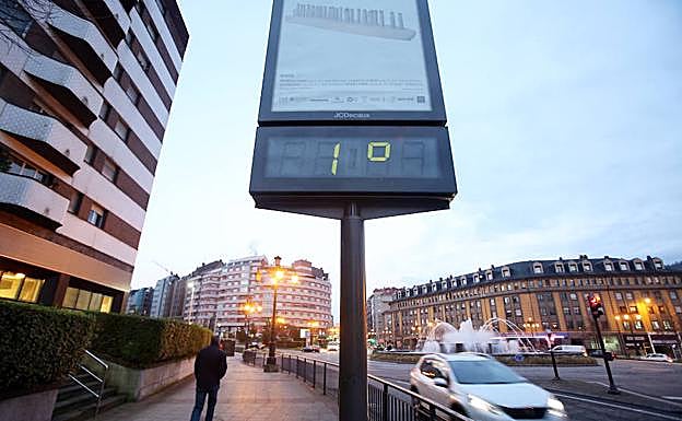 Imagen. Un termómetro marca 1 grado, esta mañana en Oviedo.