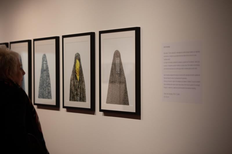 La fotógrafa iraní Shadi Ghadirian expone varias de sus series en el auditorio, en las que muestra con acidez la realidad de Irán y, especialmente, de las mujeres en el país.