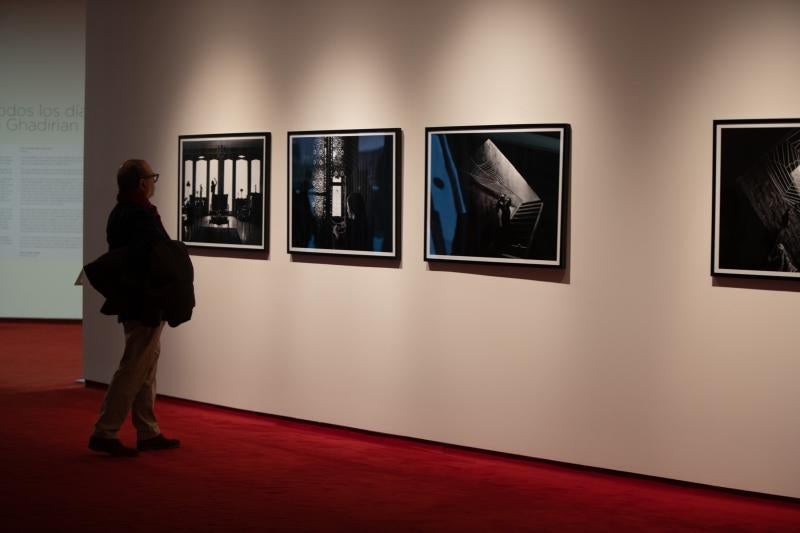 La fotógrafa iraní Shadi Ghadirian expone varias de sus series en el auditorio, en las que muestra con acidez la realidad de Irán y, especialmente, de las mujeres en el país.
