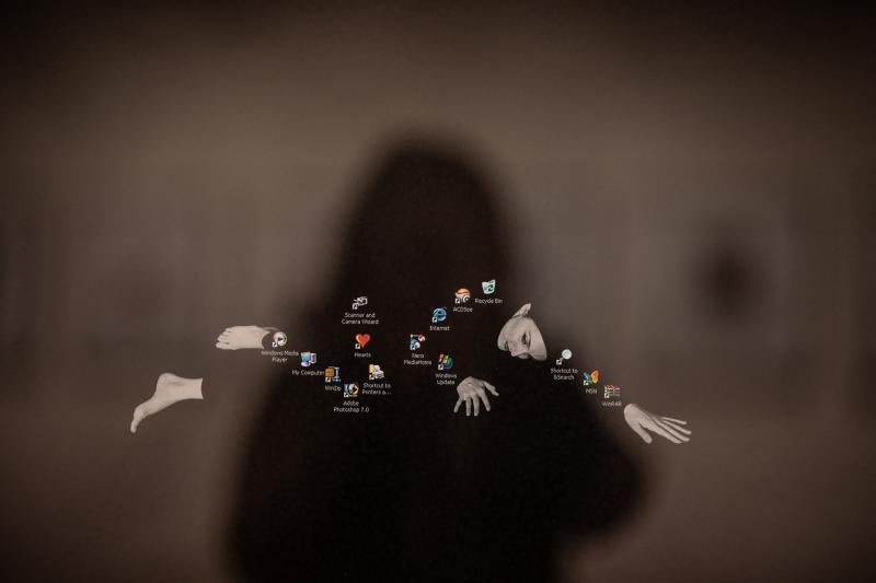 La fotógrafa iraní Shadi Ghadirian expone varias de sus series en el auditorio, en las que muestra con acidez la realidad de Irán y, especialmente, de las mujeres en el país.