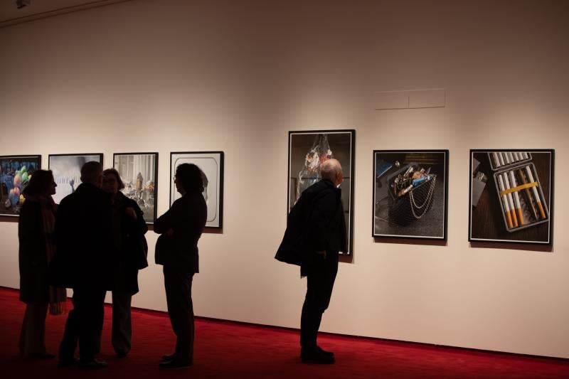 La fotógrafa iraní Shadi Ghadirian expone varias de sus series en el auditorio, en las que muestra con acidez la realidad de Irán y, especialmente, de las mujeres en el país.