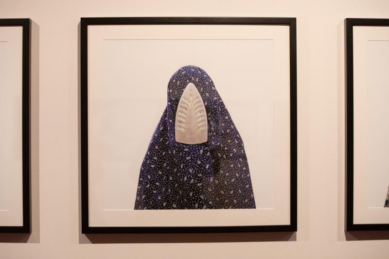 La fotógrafa iraní Shadi Ghadirian expone varias de sus series en el auditorio, en las que muestra con acidez la realidad de Irán y, especialmente, de las mujeres en el país.
