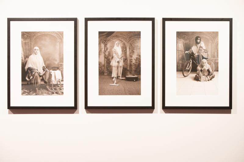 La fotógrafa iraní Shadi Ghadirian expone varias de sus series en el auditorio, en las que muestra con acidez la realidad de Irán y, especialmente, de las mujeres en el país.