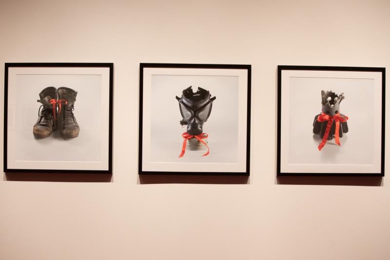 La fotógrafa iraní Shadi Ghadirian expone varias de sus series en el auditorio, en las que muestra con acidez la realidad de Irán y, especialmente, de las mujeres en el país.