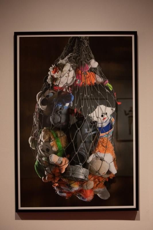 La fotógrafa iraní Shadi Ghadirian expone varias de sus series en el auditorio, en las que muestra con acidez la realidad de Irán y, especialmente, de las mujeres en el país.