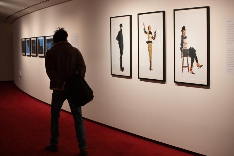 La fotógrafa iraní Shadi Ghadirian expone varias de sus series en el auditorio, en las que muestra con acidez la realidad de Irán y, especialmente, de las mujeres en el país.