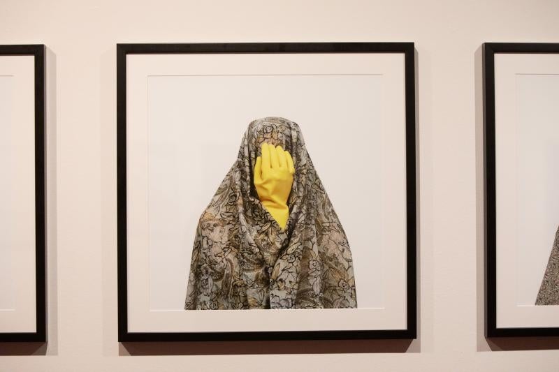 La fotógrafa iraní Shadi Ghadirian expone varias de sus series en el auditorio, en las que muestra con acidez la realidad de Irán y, especialmente, de las mujeres en el país.