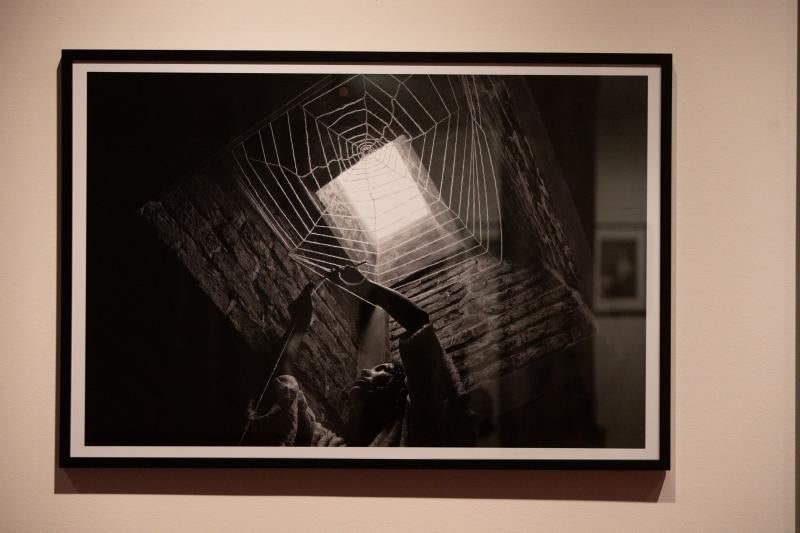 La fotógrafa iraní Shadi Ghadirian expone varias de sus series en el auditorio, en las que muestra con acidez la realidad de Irán y, especialmente, de las mujeres en el país.