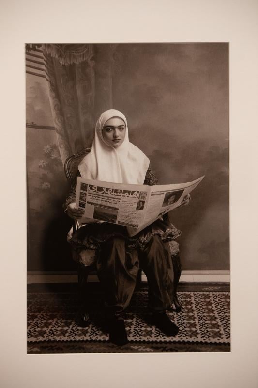La fotógrafa iraní Shadi Ghadirian expone varias de sus series en el auditorio, en las que muestra con acidez la realidad de Irán y, especialmente, de las mujeres en el país.